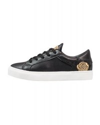 Baskets basses en cuir à fleurs noires Anna Field