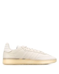 Baskets basses en cuir beiges adidas