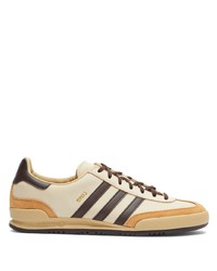 Baskets basses en cuir beiges adidas