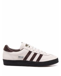 Baskets basses en cuir beiges adidas