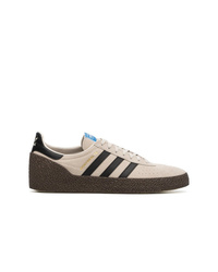 Baskets basses en cuir beiges adidas