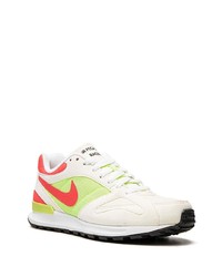 Baskets basses en cuir beiges Nike