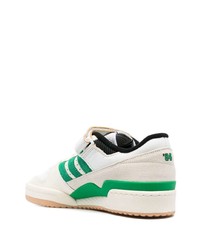 Baskets basses en cuir beiges adidas