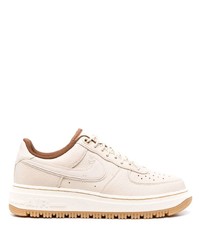 Baskets basses en cuir beiges Nike