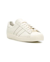 Baskets basses en cuir beiges adidas