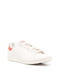 Baskets basses en cuir beiges adidas