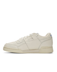 Baskets basses en cuir beiges Reebok Classics