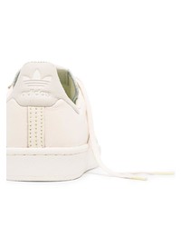 Baskets basses en cuir beiges Adidas By Pharrell Williams