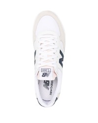 Baskets basses en cuir blanc et bleu marine New Balance