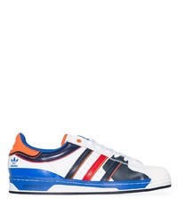 Baskets basses en cuir blanc et bleu marine adidas