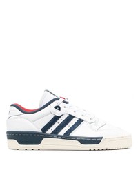 Baskets basses en cuir blanc et bleu marine adidas