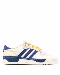 Baskets basses en cuir blanc et bleu marine adidas