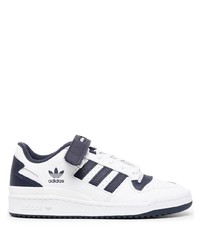 Baskets basses en cuir blanc et bleu marine adidas