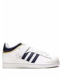 Baskets basses en cuir blanc et bleu marine adidas