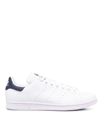 Baskets basses en cuir blanc et bleu marine adidas