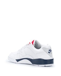 Baskets basses en cuir blanc et bleu marine Nike