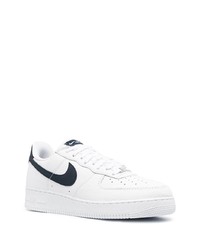 Baskets basses en cuir blanc et bleu marine Nike