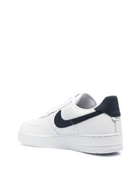 Baskets basses en cuir blanc et bleu marine Nike