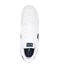 Baskets basses en cuir blanc et bleu marine Nike