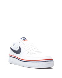 Baskets basses en cuir blanc et bleu marine Nike