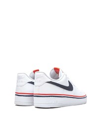 Baskets basses en cuir blanc et bleu marine Nike