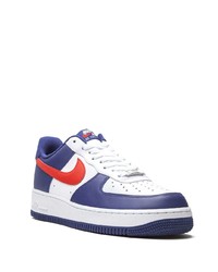 Baskets basses en cuir blanc et bleu marine Nike