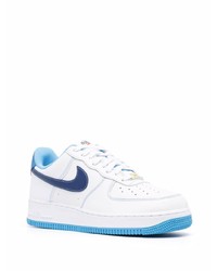 Baskets basses en cuir blanc et bleu marine Nike