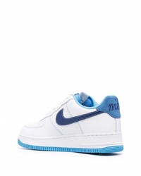 Baskets basses en cuir blanc et bleu marine Nike