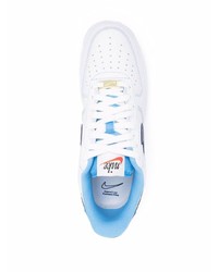 Baskets basses en cuir blanc et bleu marine Nike