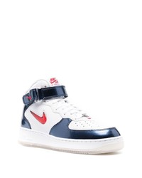 Baskets basses en cuir blanc et bleu marine Nike