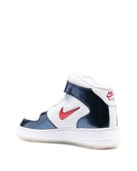 Baskets basses en cuir blanc et bleu marine Nike