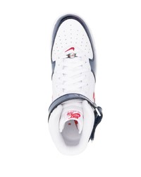 Baskets basses en cuir blanc et bleu marine Nike