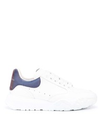 Baskets basses en cuir blanc et bleu marine Alexander McQueen