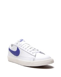 Baskets basses en cuir blanc et bleu marine Nike