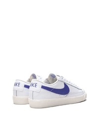 Baskets basses en cuir blanc et bleu marine Nike