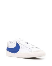 Baskets basses en cuir blanc et bleu marine Nike