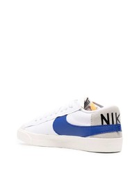 Baskets basses en cuir blanc et bleu marine Nike