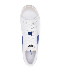 Baskets basses en cuir blanc et bleu marine Nike