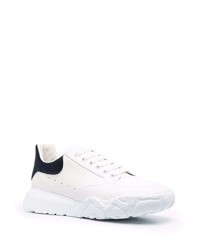 Baskets basses en cuir blanc et bleu marine Alexander McQueen