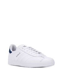 Baskets basses en cuir blanc et bleu marine adidas