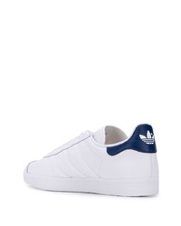 Baskets basses en cuir blanc et bleu marine adidas