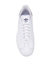 Baskets basses en cuir blanc et bleu marine adidas