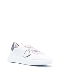 Baskets basses en cuir blanc et bleu marine Philippe Model Paris