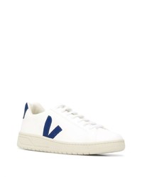 Baskets basses en cuir blanc et bleu marine Veja