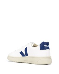 Baskets basses en cuir blanc et bleu marine Veja