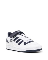 Baskets basses en cuir blanc et bleu marine adidas