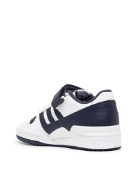 Baskets basses en cuir blanc et bleu marine adidas