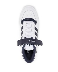 Baskets basses en cuir blanc et bleu marine adidas