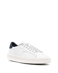 Baskets basses en cuir blanc et bleu marine D.A.T.E