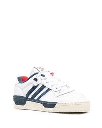 Baskets basses en cuir blanc et bleu marine adidas